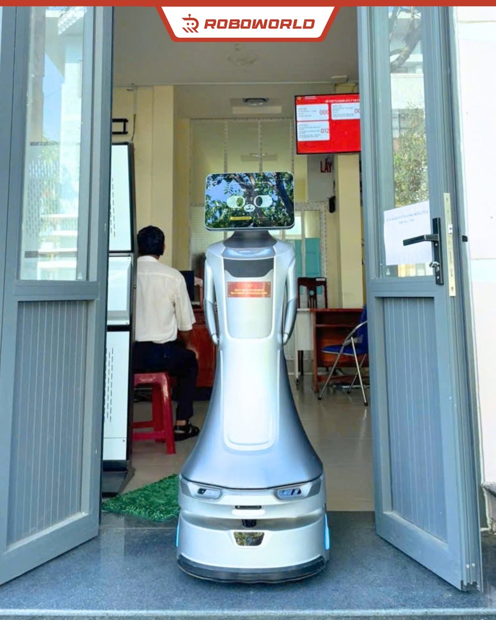 Robot lễ tân Nova GreetingBot tại trụ sở UBND xã Tây Hòa