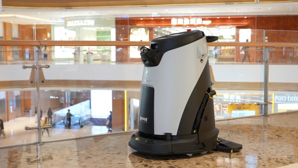 Robot Omnie lau sàn tự động tại sảnh rộng có mặt sàn đá bóng