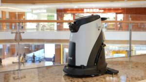Robot Omnie lau sàn tự động tại sảnh rộng có mặt sàn đá bóng
