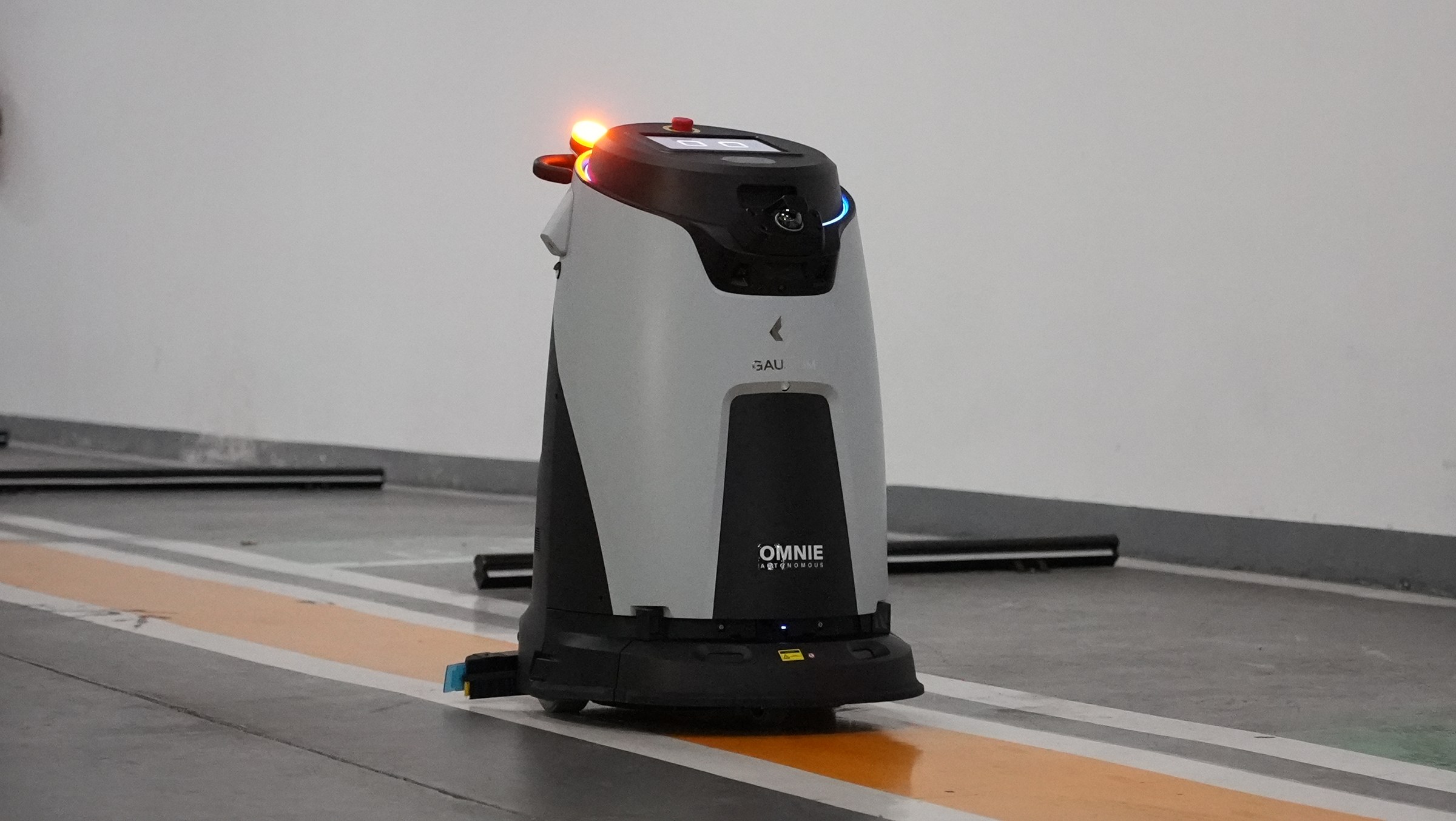 Robot Omnie vận hành tại khu vực vắng người, phù hợp lịch làm sạch ca đêm