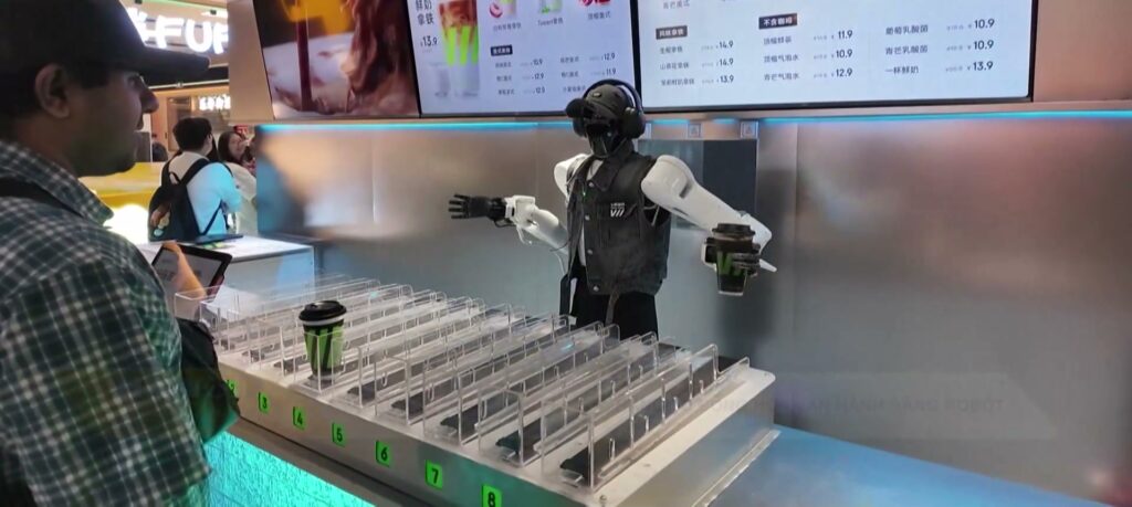 Robot hai tay pha chế đồ uống tại quầy nhà hàng tự động hóa ở Bắc Kinh