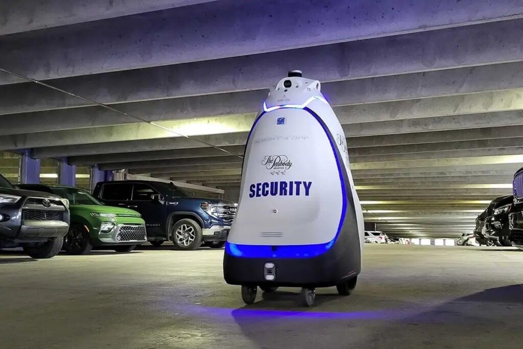 Robot tuần tra an ninh K5 di chuyển trong bãi đỗ xe nhiều tầng