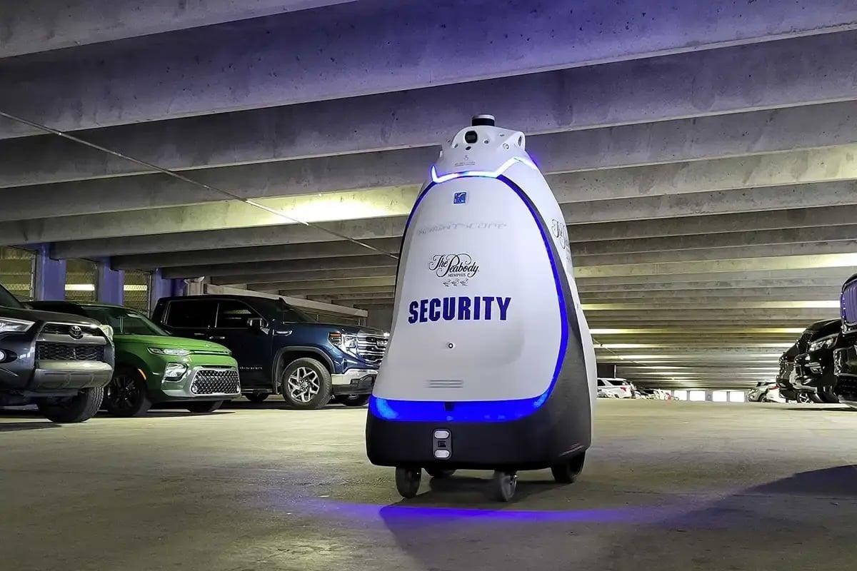 Robot tuần tra an ninh K5 di chuyển trong bãi đỗ xe nhiều tầng
