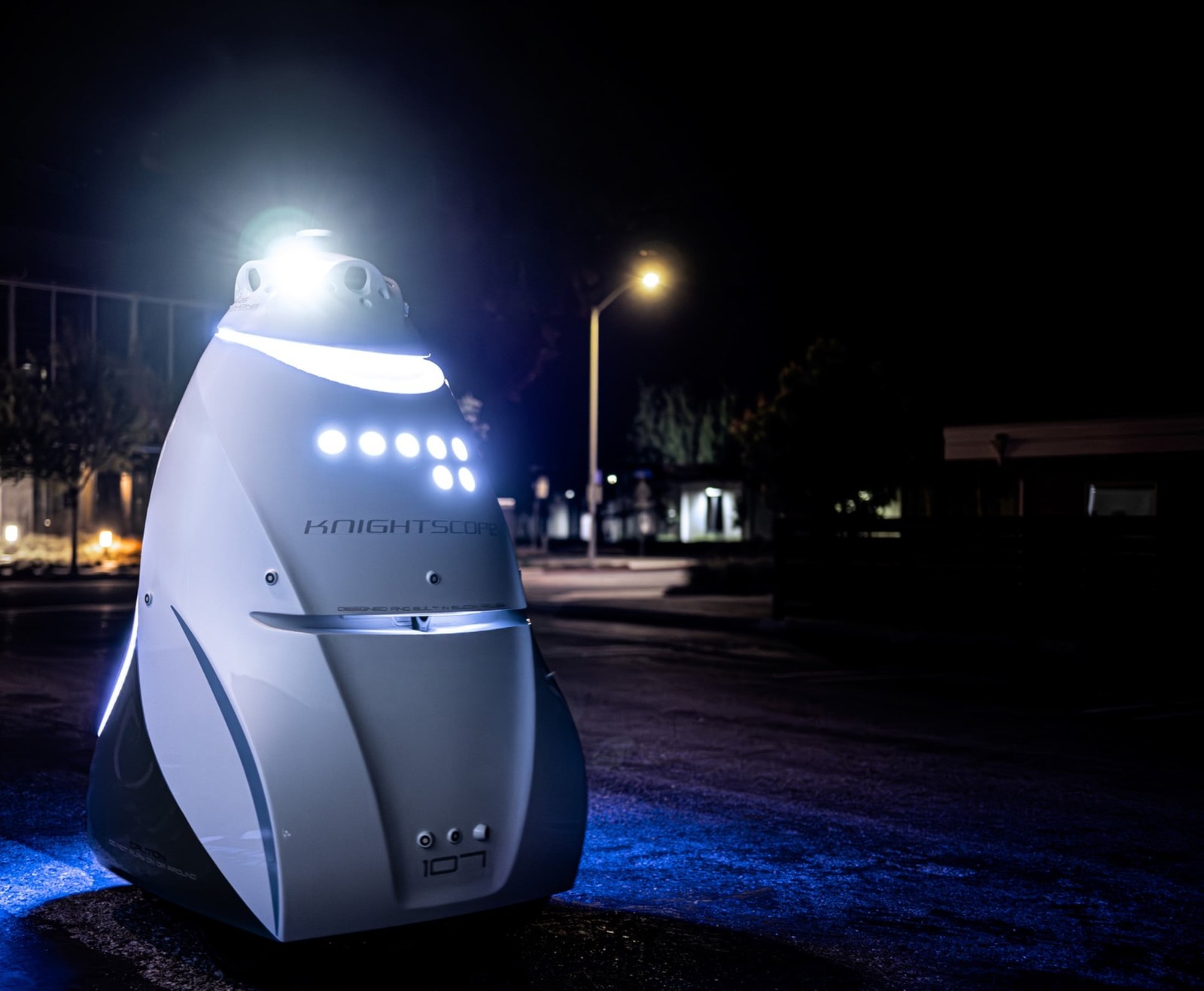 Robot tuần tra an ninh hoạt động ban đêm ngoài trời