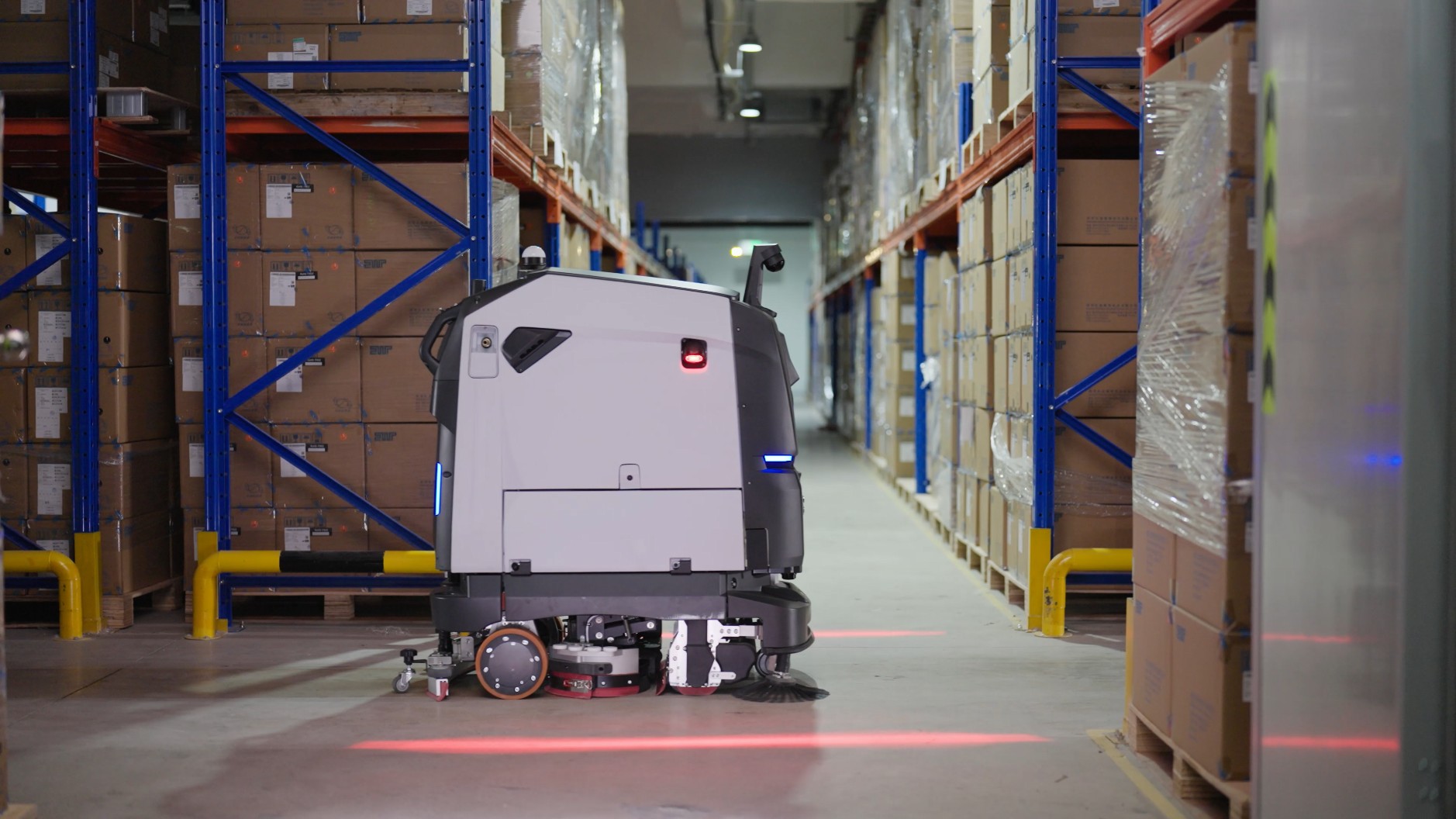 Ứng dụng robot trong công nghiệp: robot vệ sinh AI PUDU BG1 chà sàn lối đi kho kệ cao