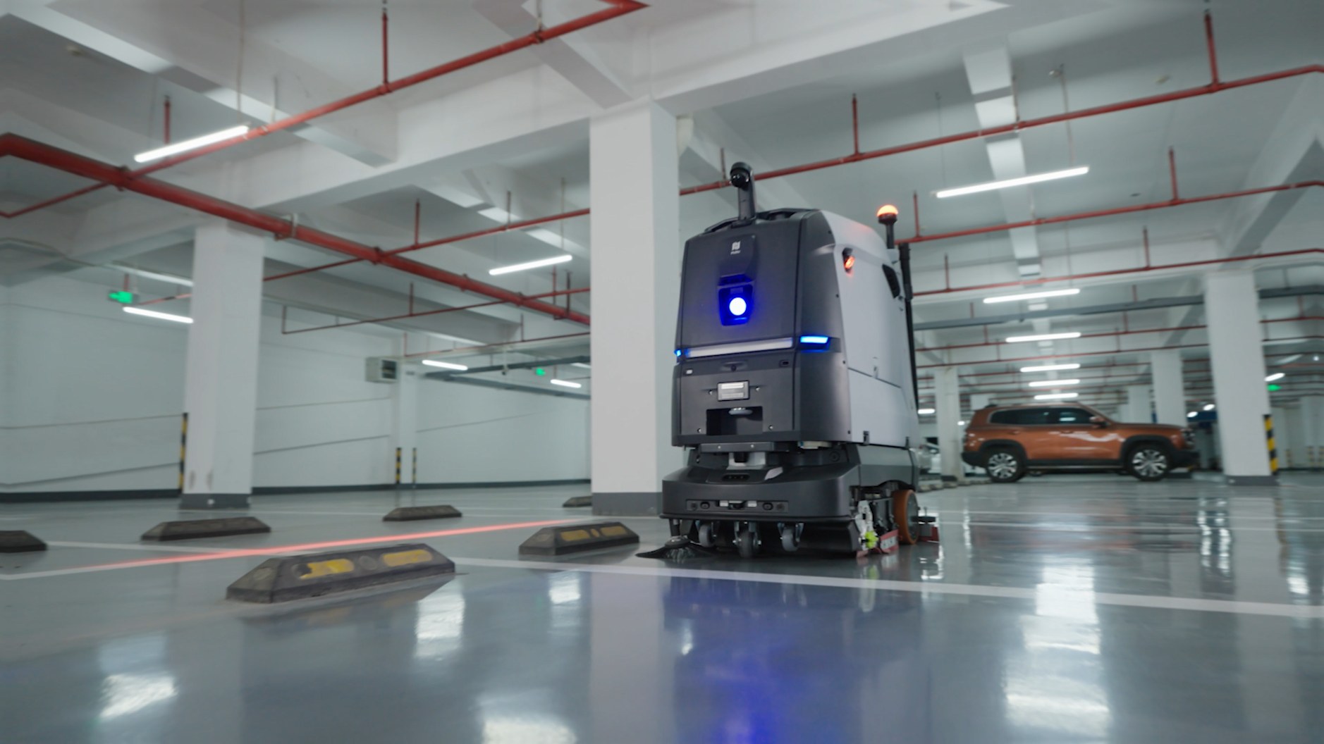 Robot vệ sinh công nghiệp PUDU BG1 vận hành trong bãi đỗ xe tầng hầm