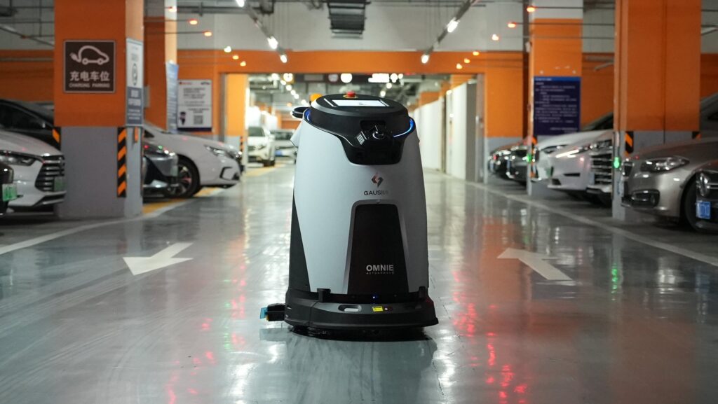 Robot vệ sinh Roboworld Gausium Omnie vận hành tại hầm để xe sau nhiều ca làm việc