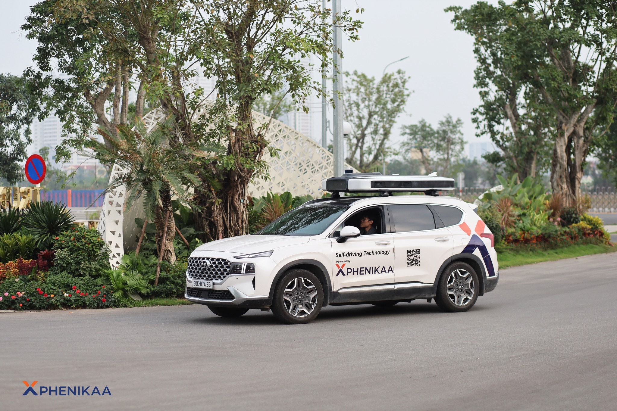 Robotaxi của Phenikaa-X gắn cụm cảm biến LiDAR và camera trên nóc xe khi chạy thử nghiệm