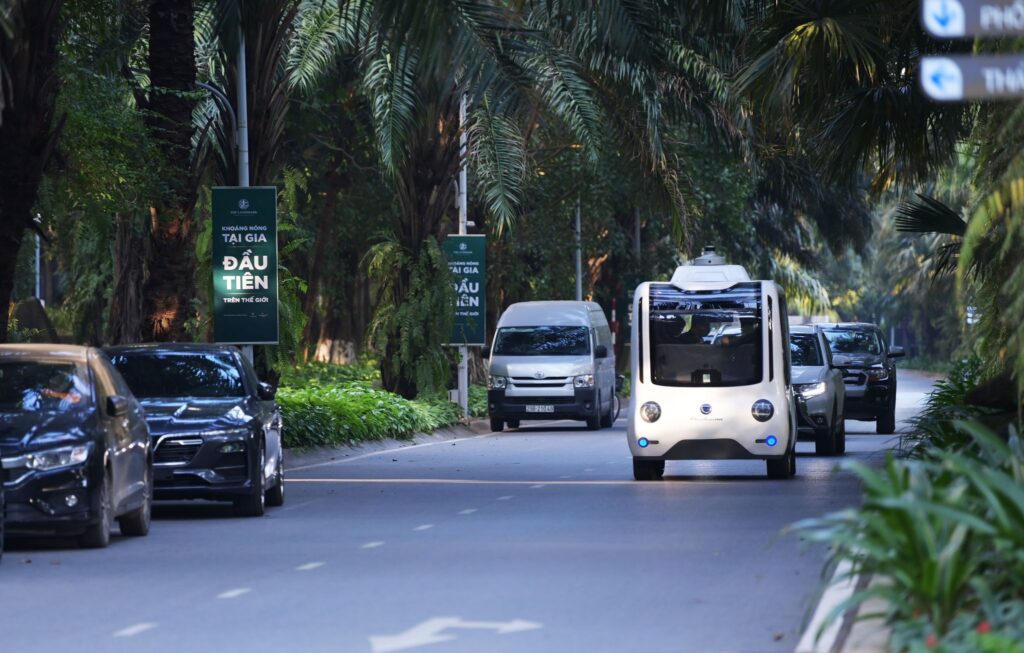 Thử nghiệm xe buýt tự hành mini của Phenikaa-X trên tuyến đường nội khu Ecopark