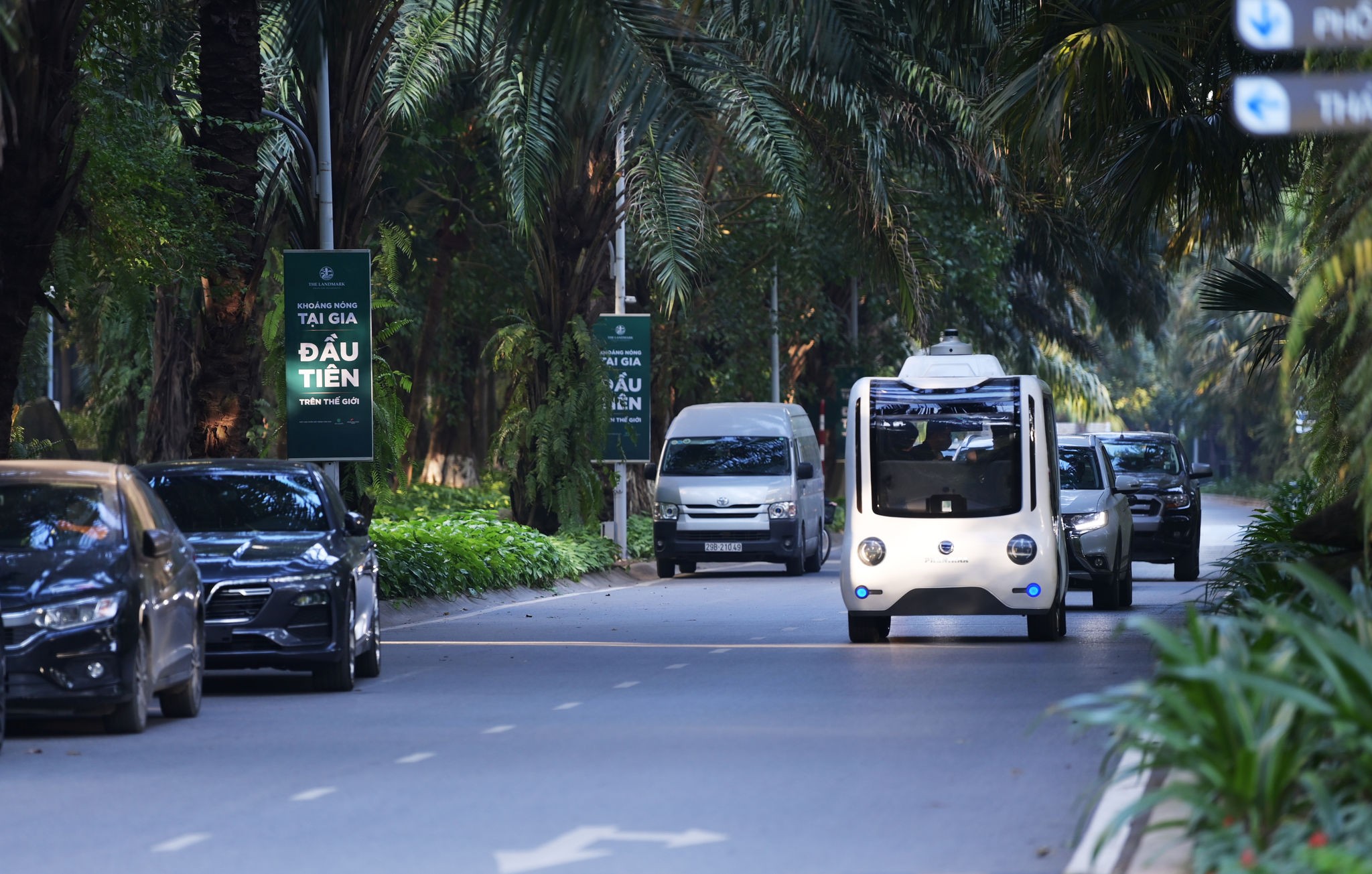Thử nghiệm xe buýt tự hành mini của Phenikaa-X trên tuyến đường nội khu Ecopark
