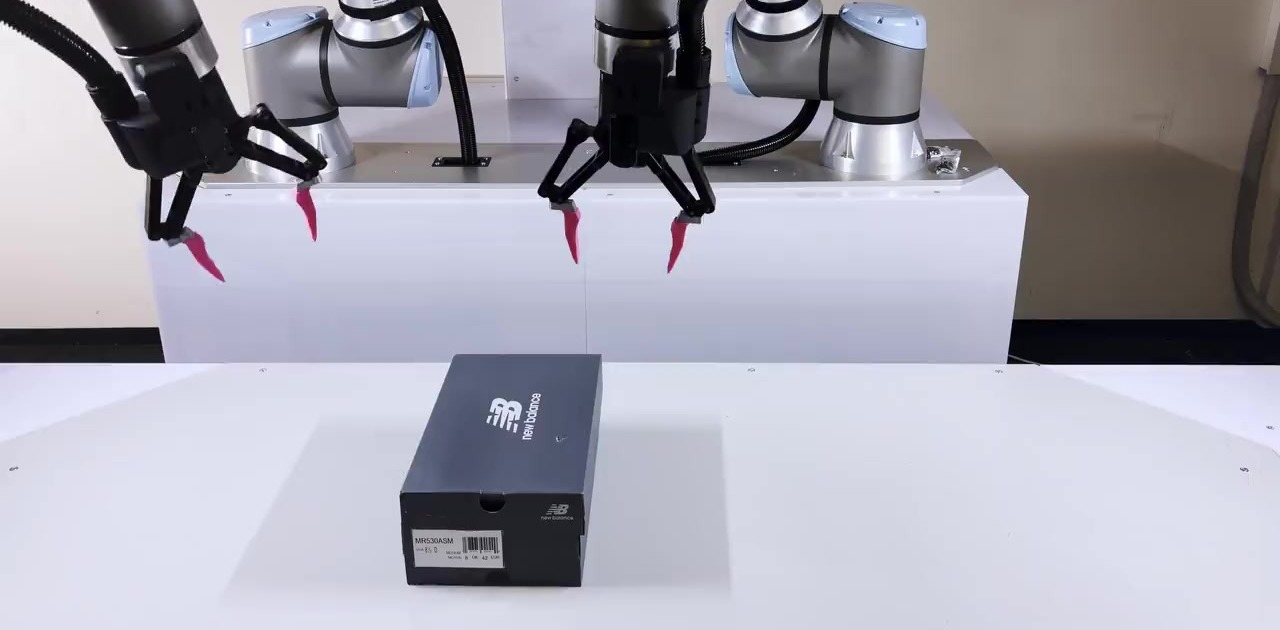 Trạm robot Cortex chuẩn bị mở hộp giày trong quy trình hàng hoàn trả tại kho