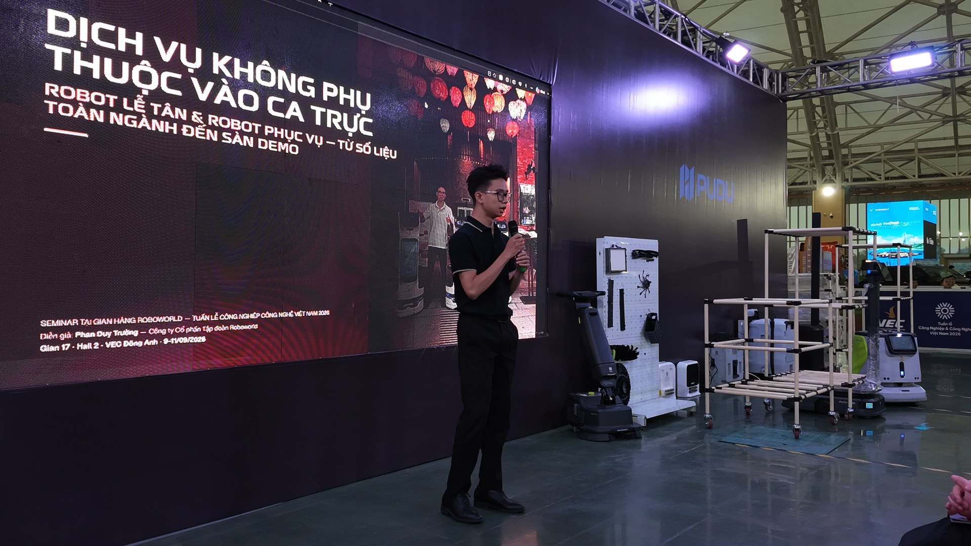 Phiên trình chiếu tại hội nghị kết hợp dịch vụ cho thuê robot sự kiện