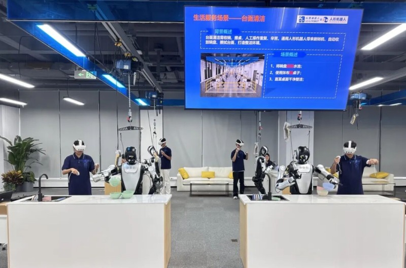Trung tâm huấn luyện robot tại Bắc Kinh dạy robot lau bàn và thu dọn bát đĩa