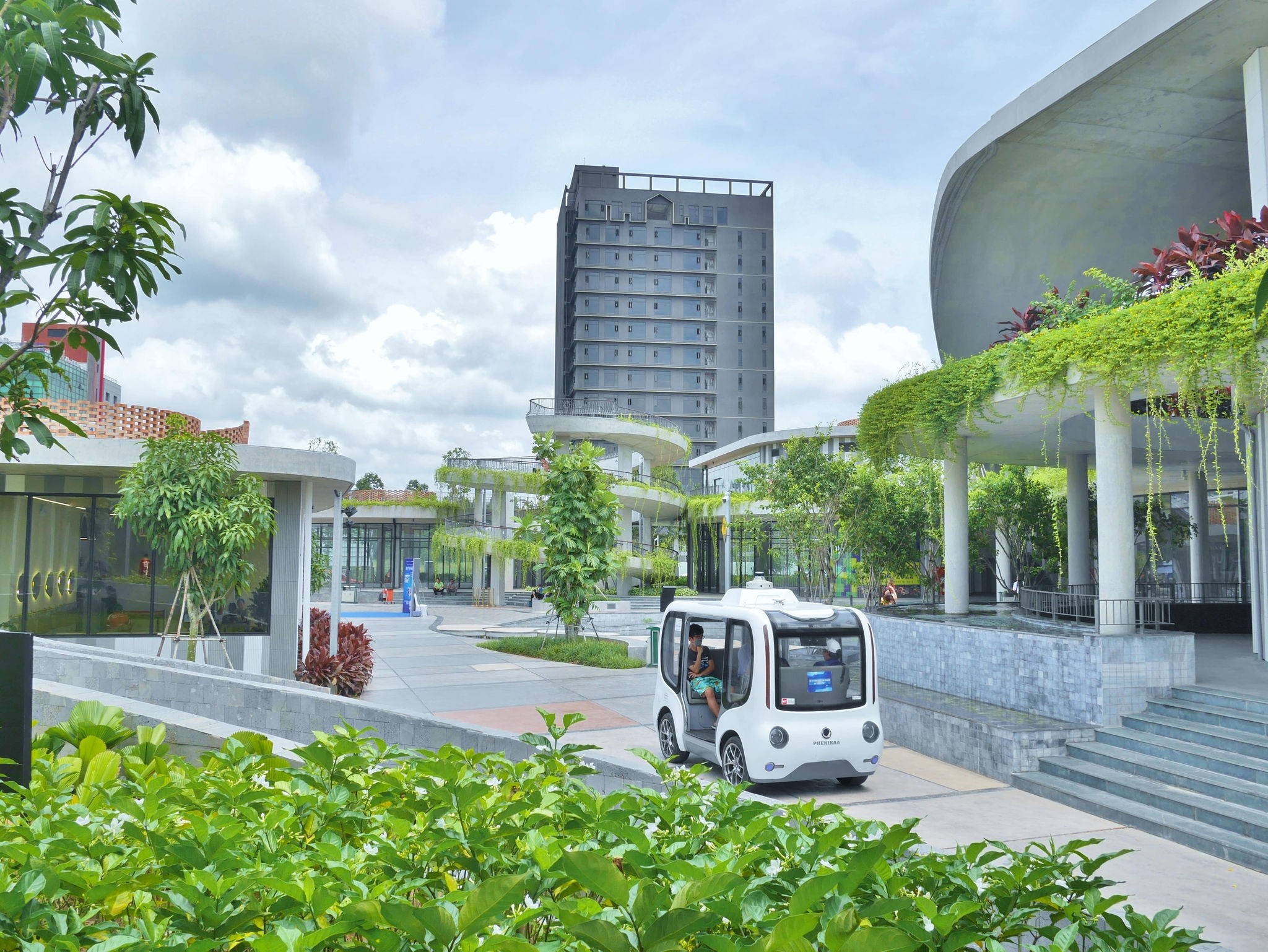 Xe buýt tự hành Made in Vietnam vận hành thử nghiệm trong khu đô thị